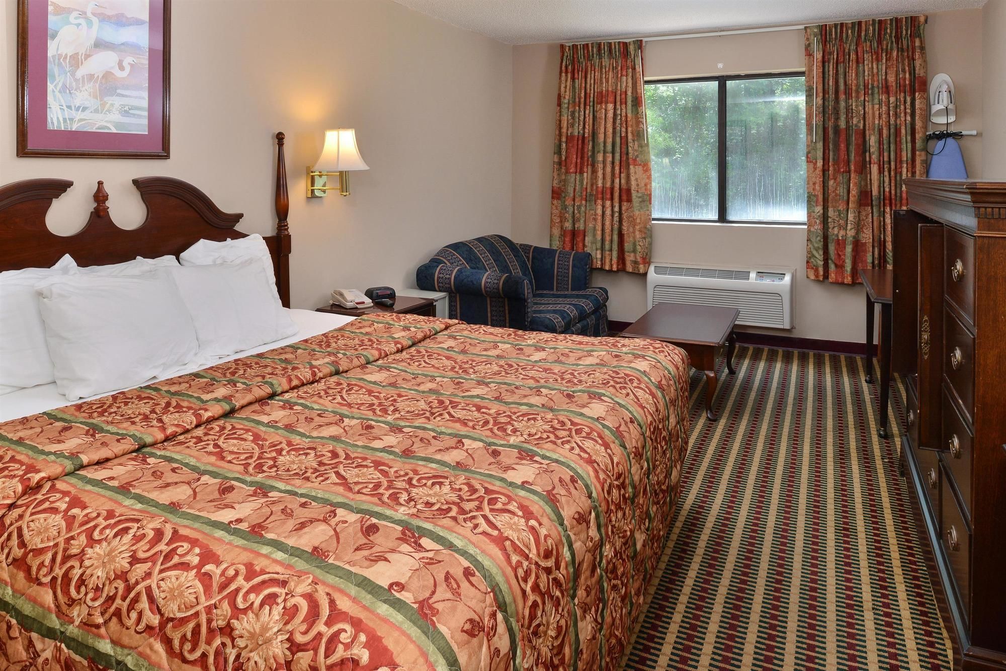 Econo Lodge Inn & Suites