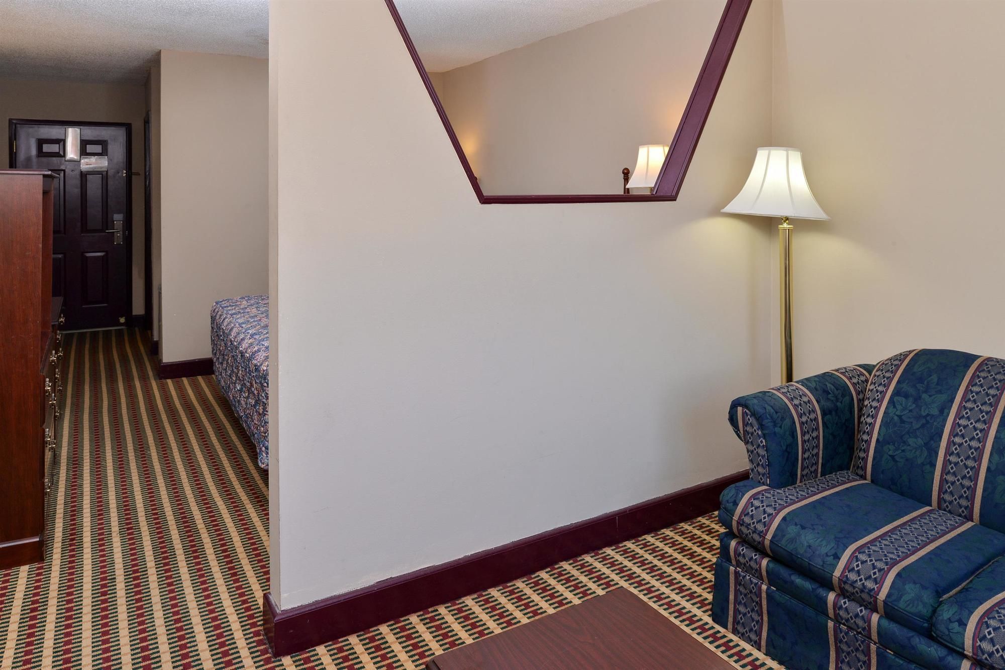 Econo Lodge Inn & Suites