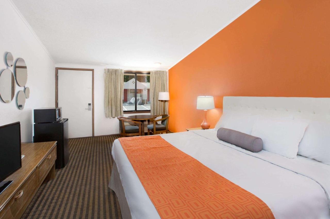 Howard Johnson by Wyndham Wilmington