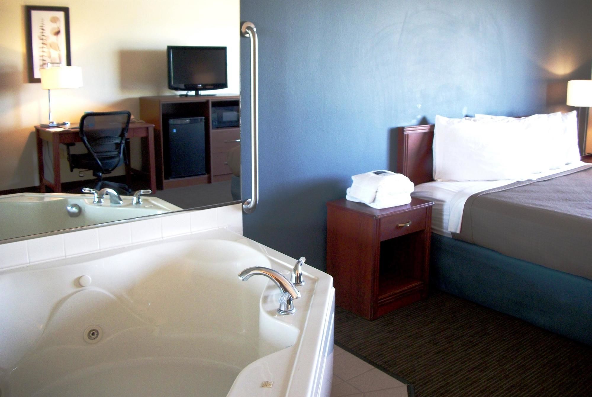 AmericInn by Wyndham Beulah
