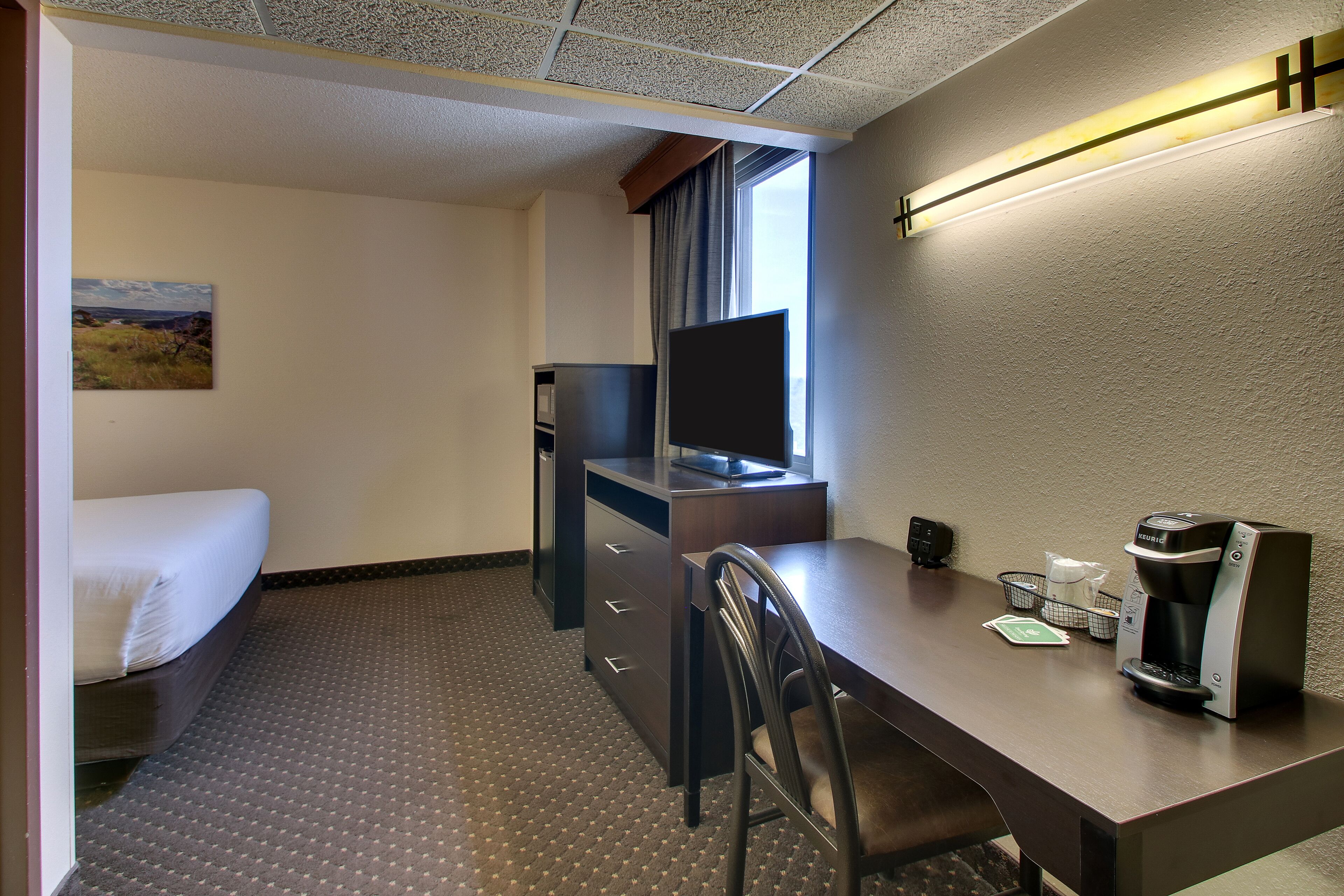 EverSpring Inn & Suites