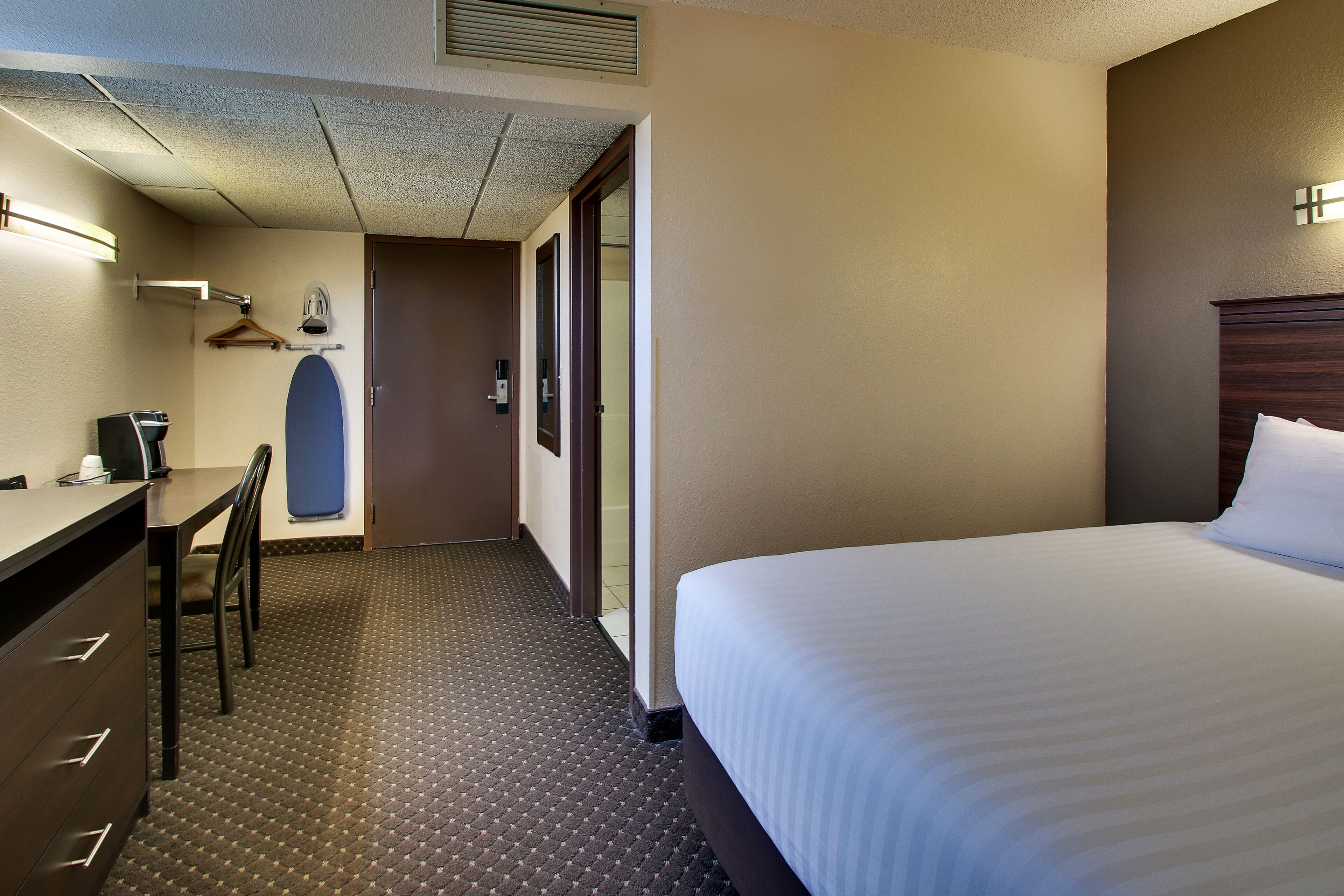 EverSpring Inn & Suites