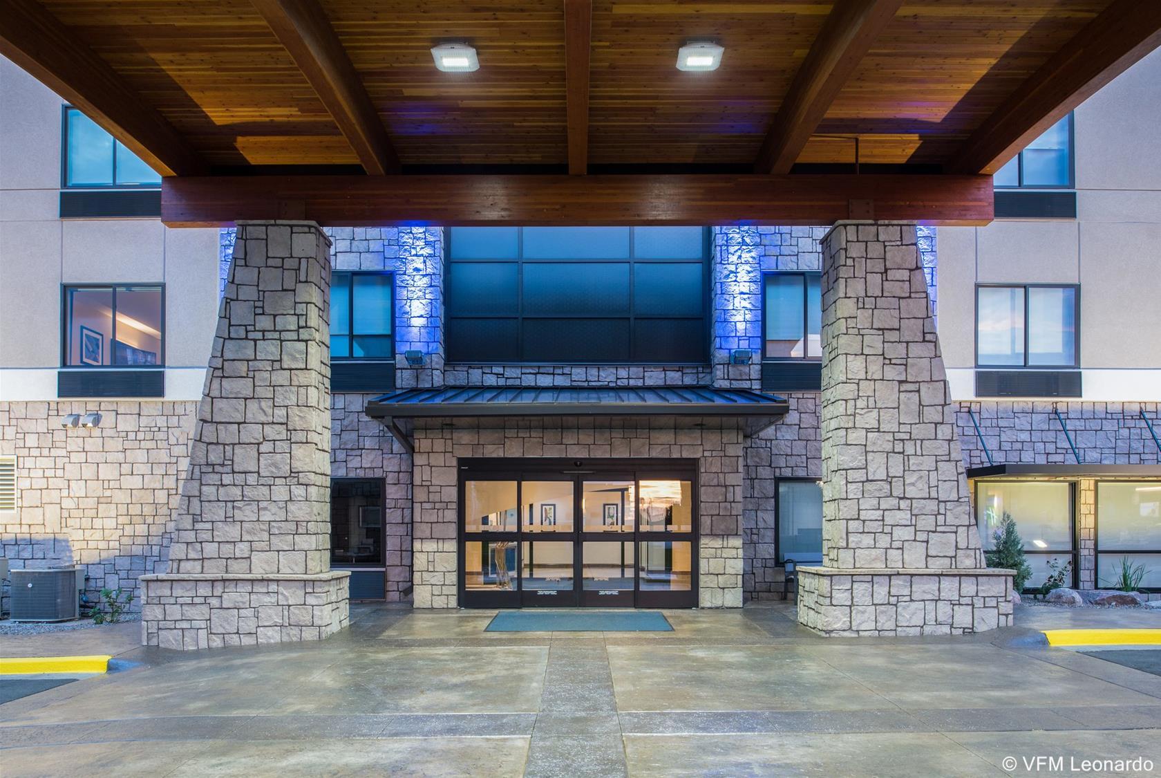 Holiday Inn Express & Suites Bismarck