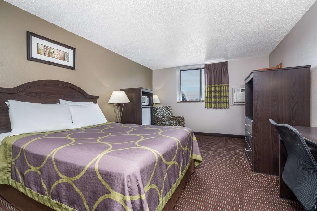 Super 8 by Wyndham Bismarck