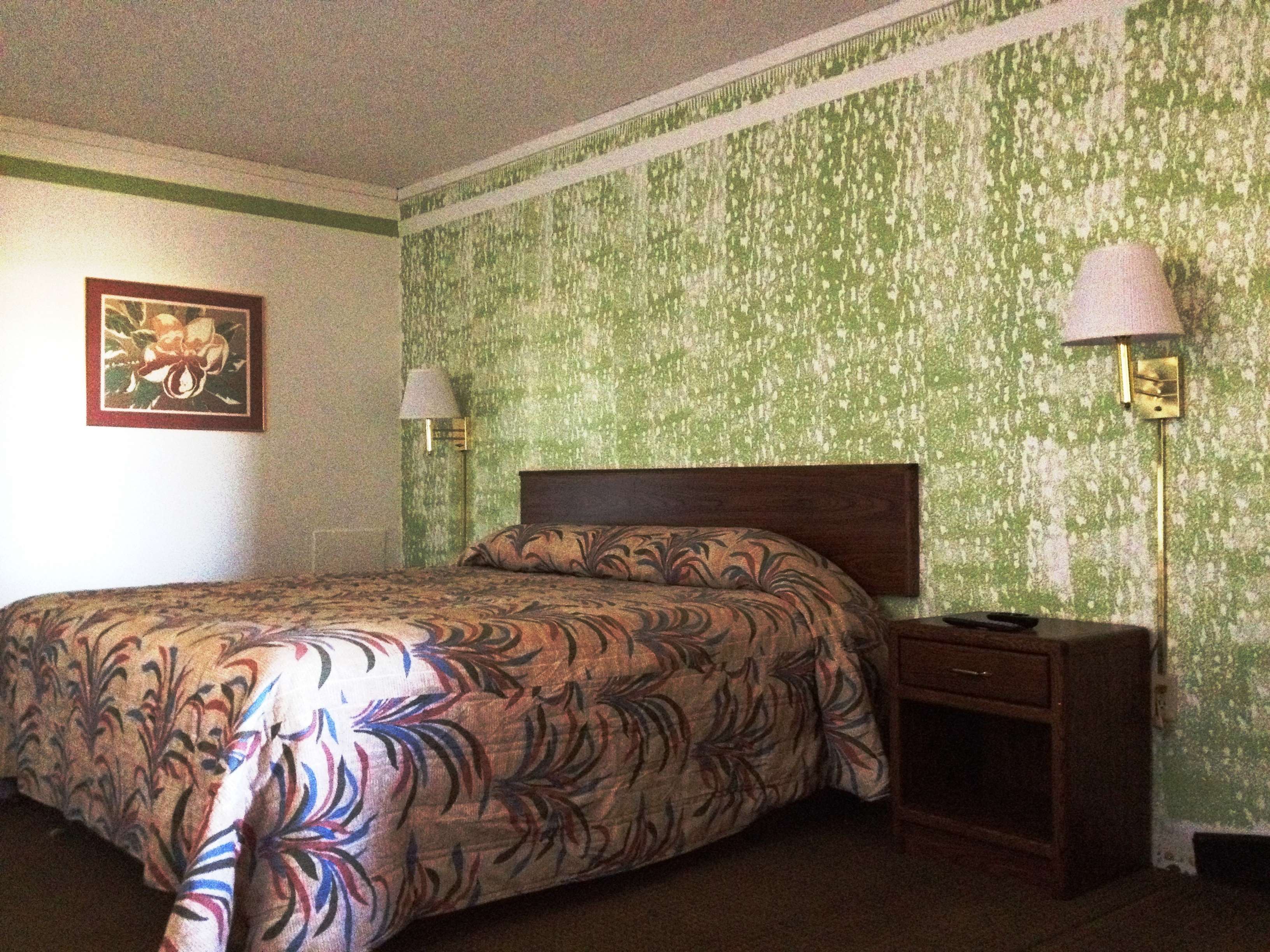 Roadway Inn