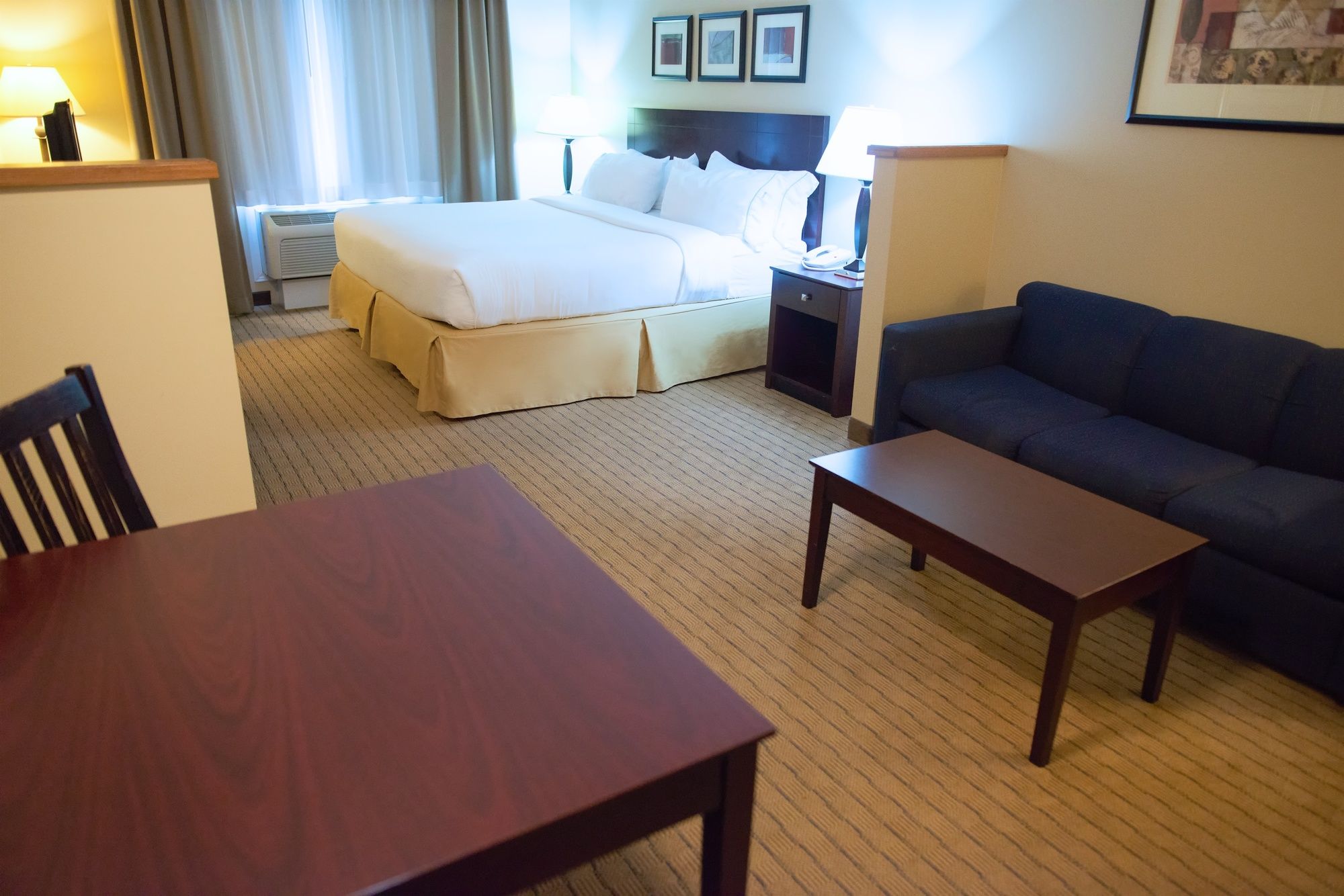 Holiday Inn Express Devils Lake