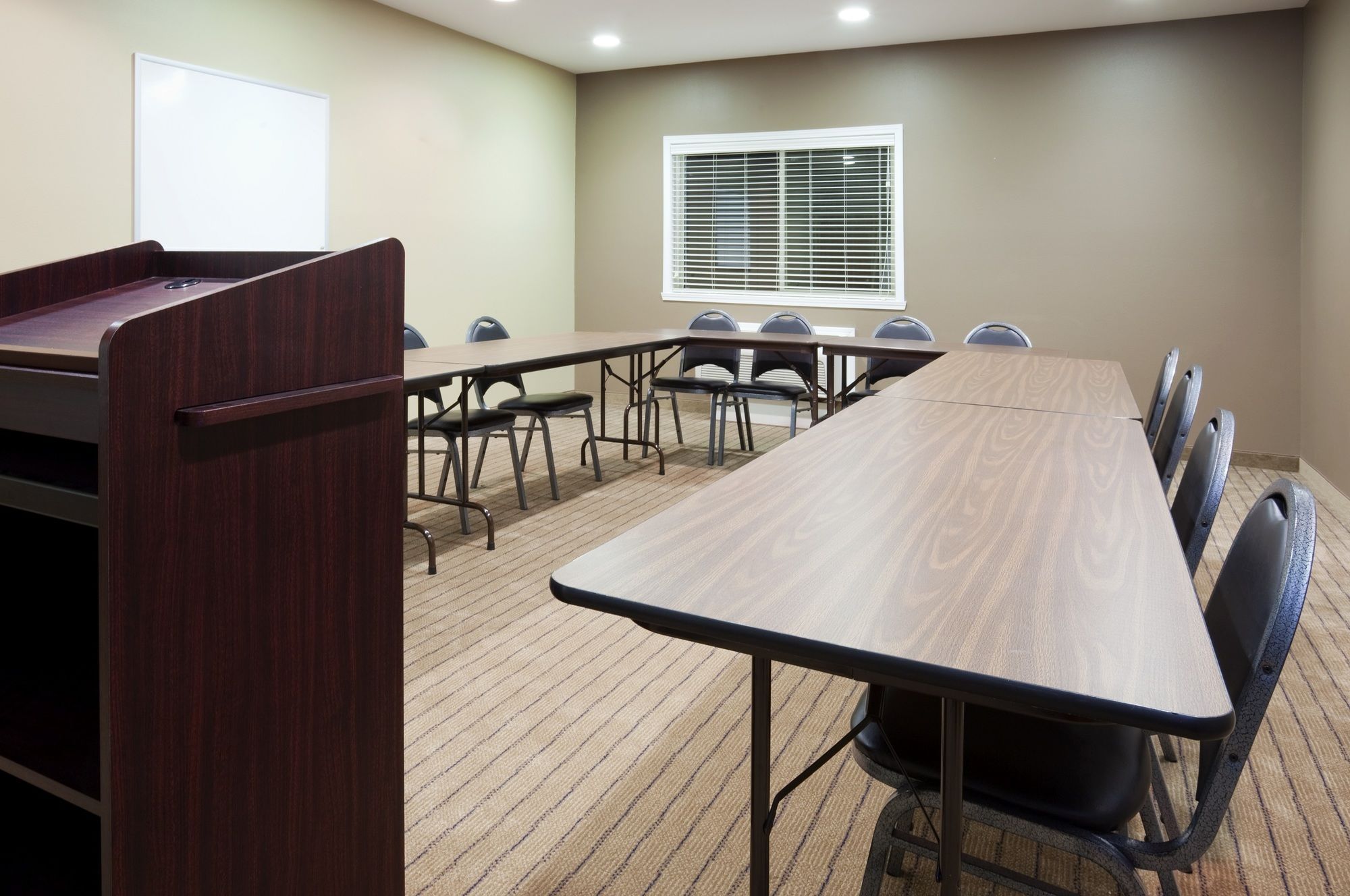Holiday Inn Express Devils Lake