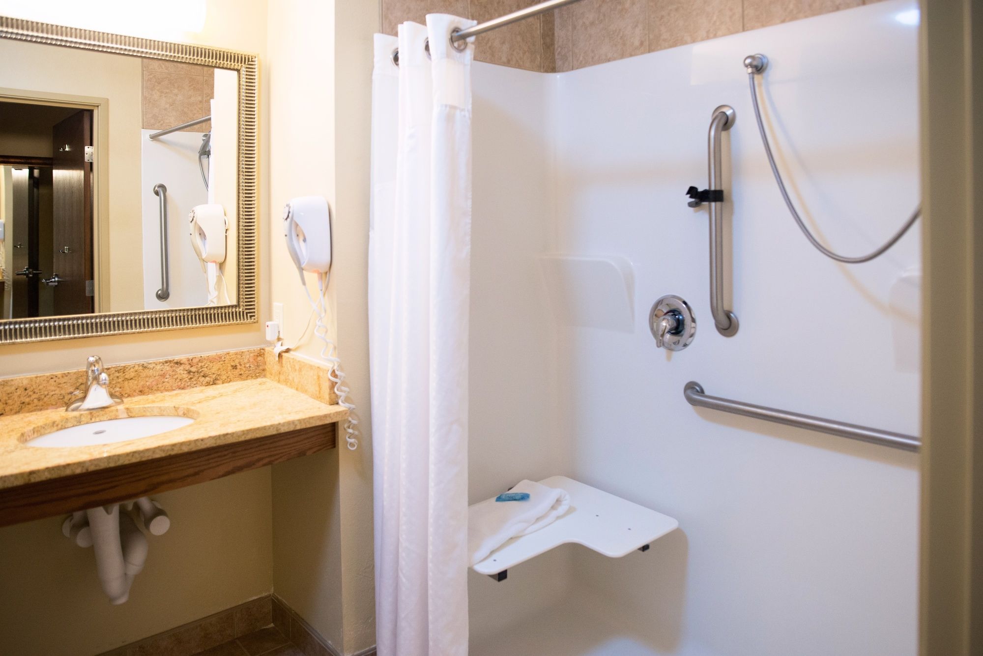 Holiday Inn Express Devils Lake