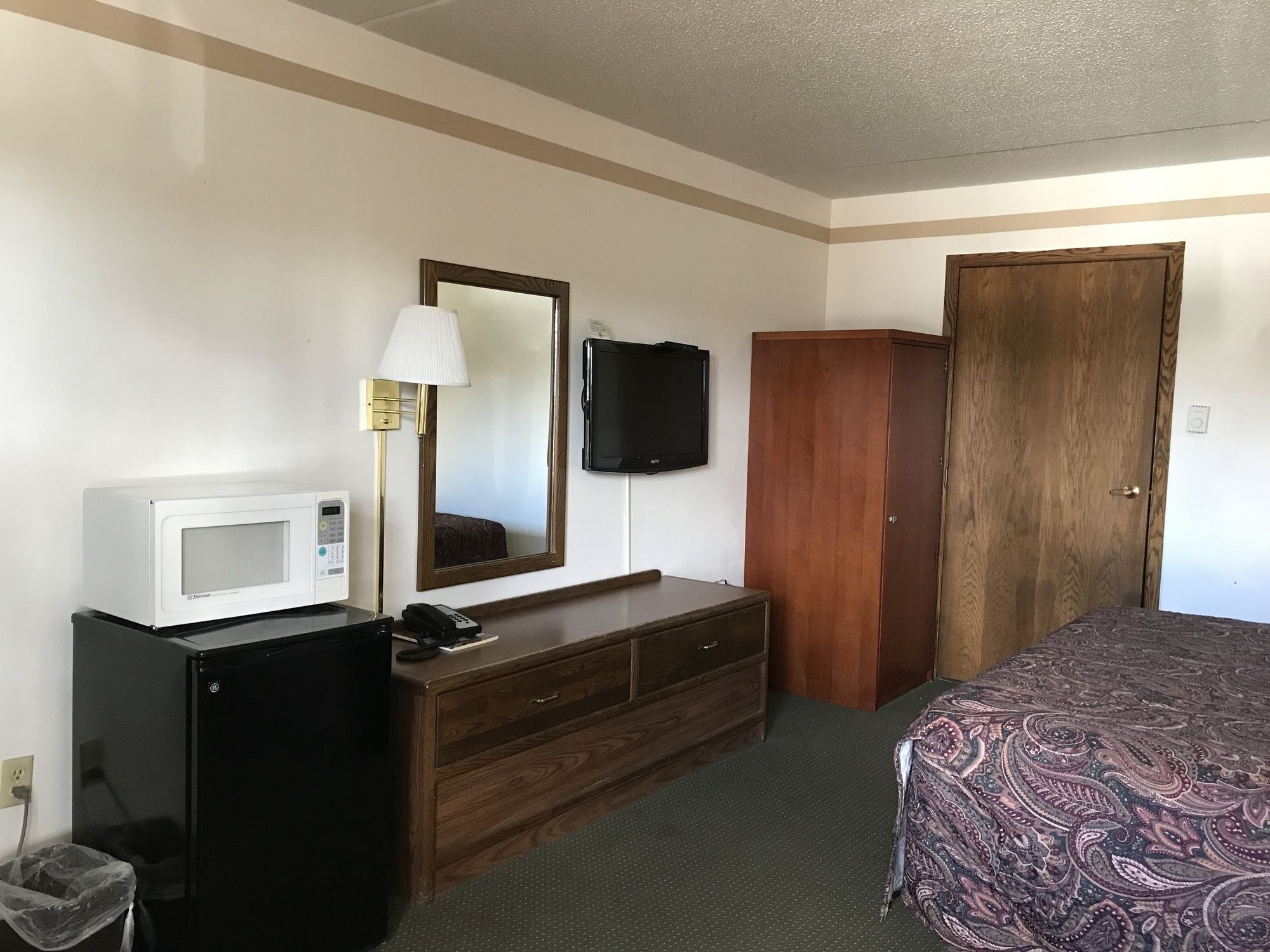 Roadway Inn