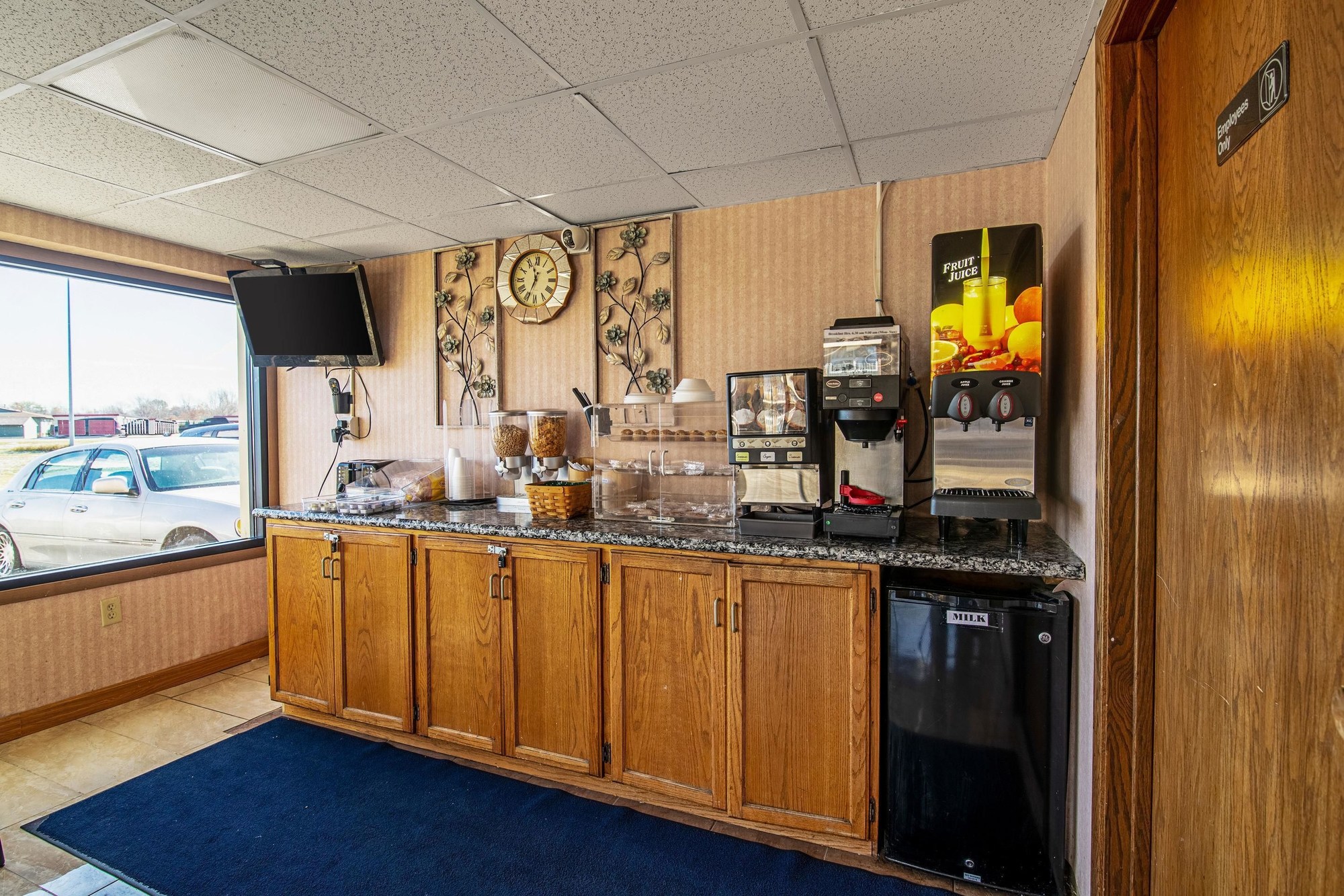 Roadway Inn