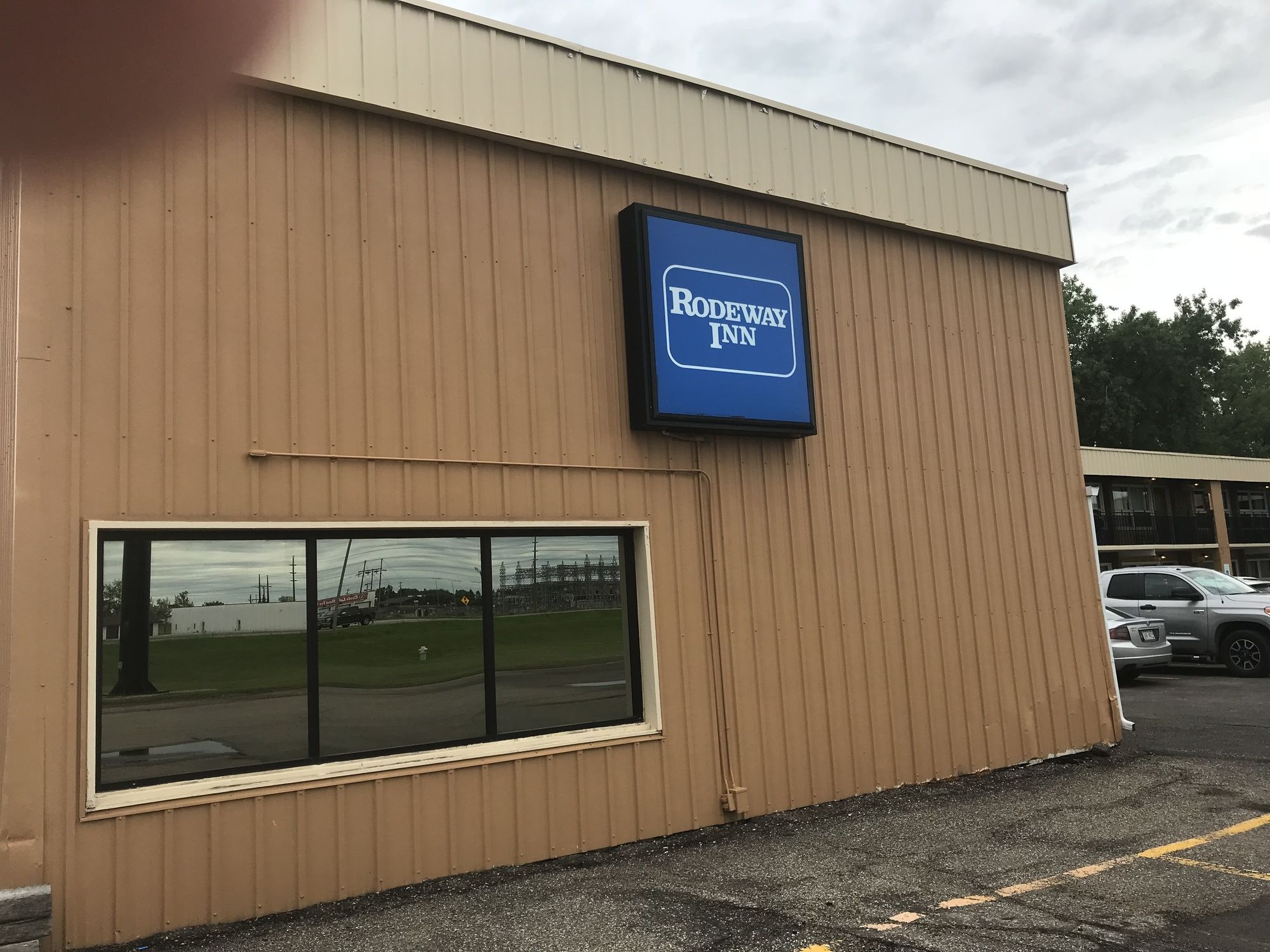 Roadway Inn