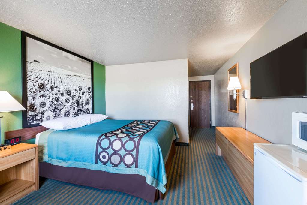 Super 8 by Wyndham Devils Lake