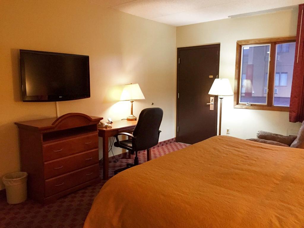 Badlands Inn & Suites