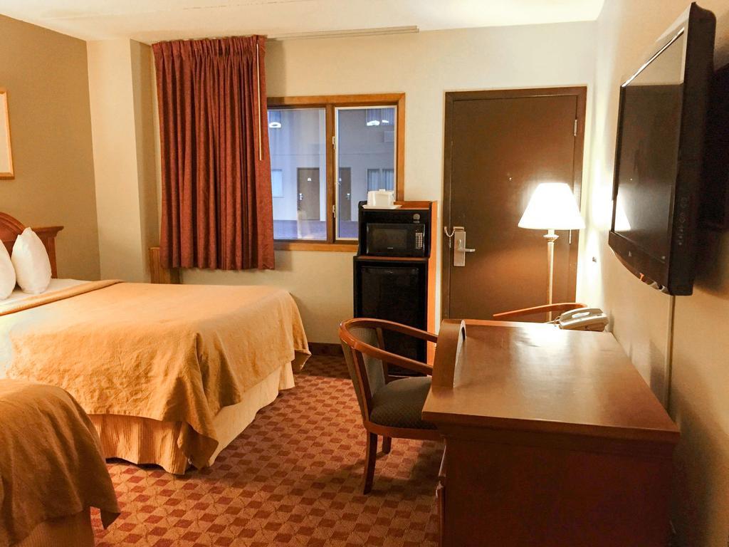 Badlands Inn & Suites