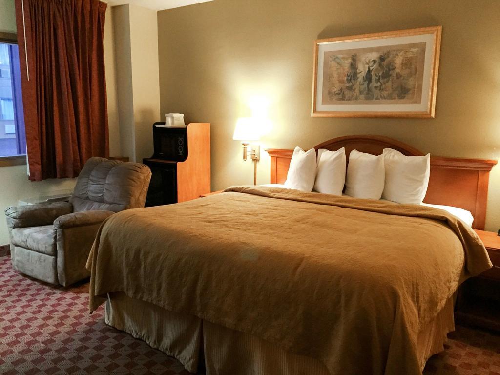 Badlands Inn & Suites