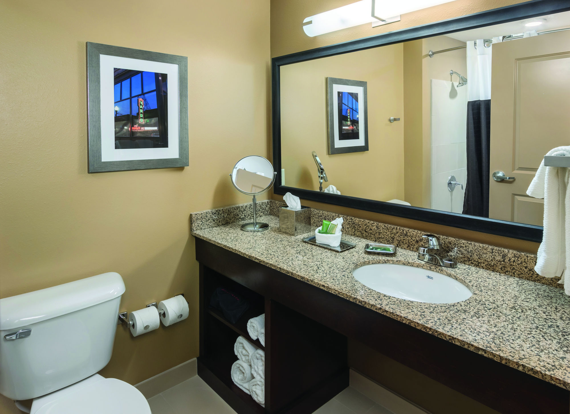 ClubHouse Hotel & Suites