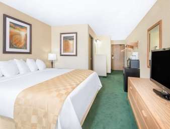 Days Inn & Suites by Wyndham Fargo 19th Ave/Airport Dome