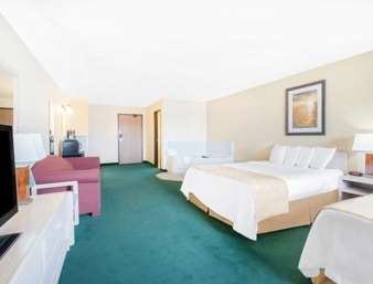 Days Inn & Suites by Wyndham Fargo 19th Ave/Airport Dome