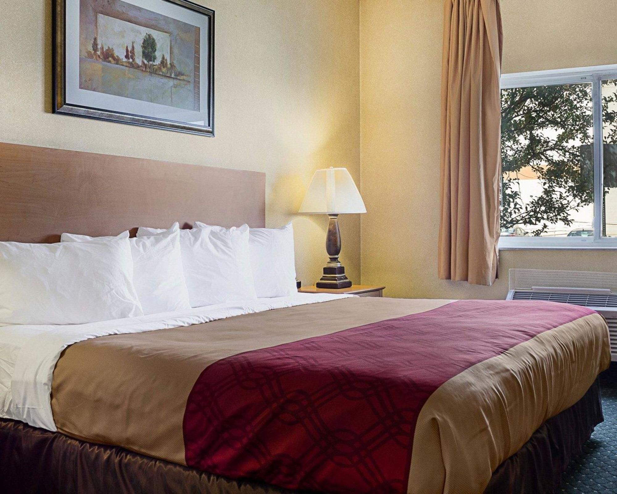 Econo Lodge West