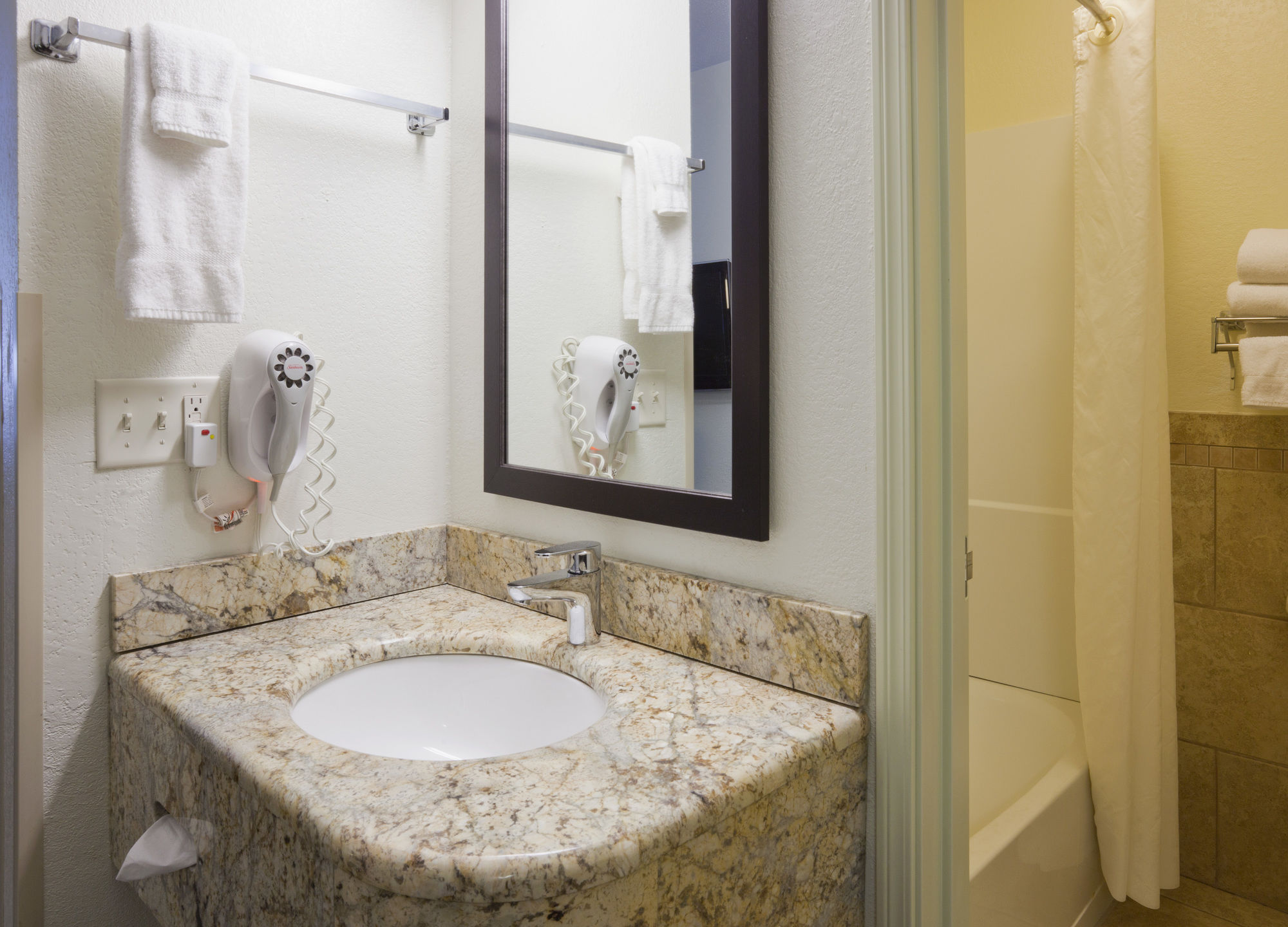Fargo Inn & Suites