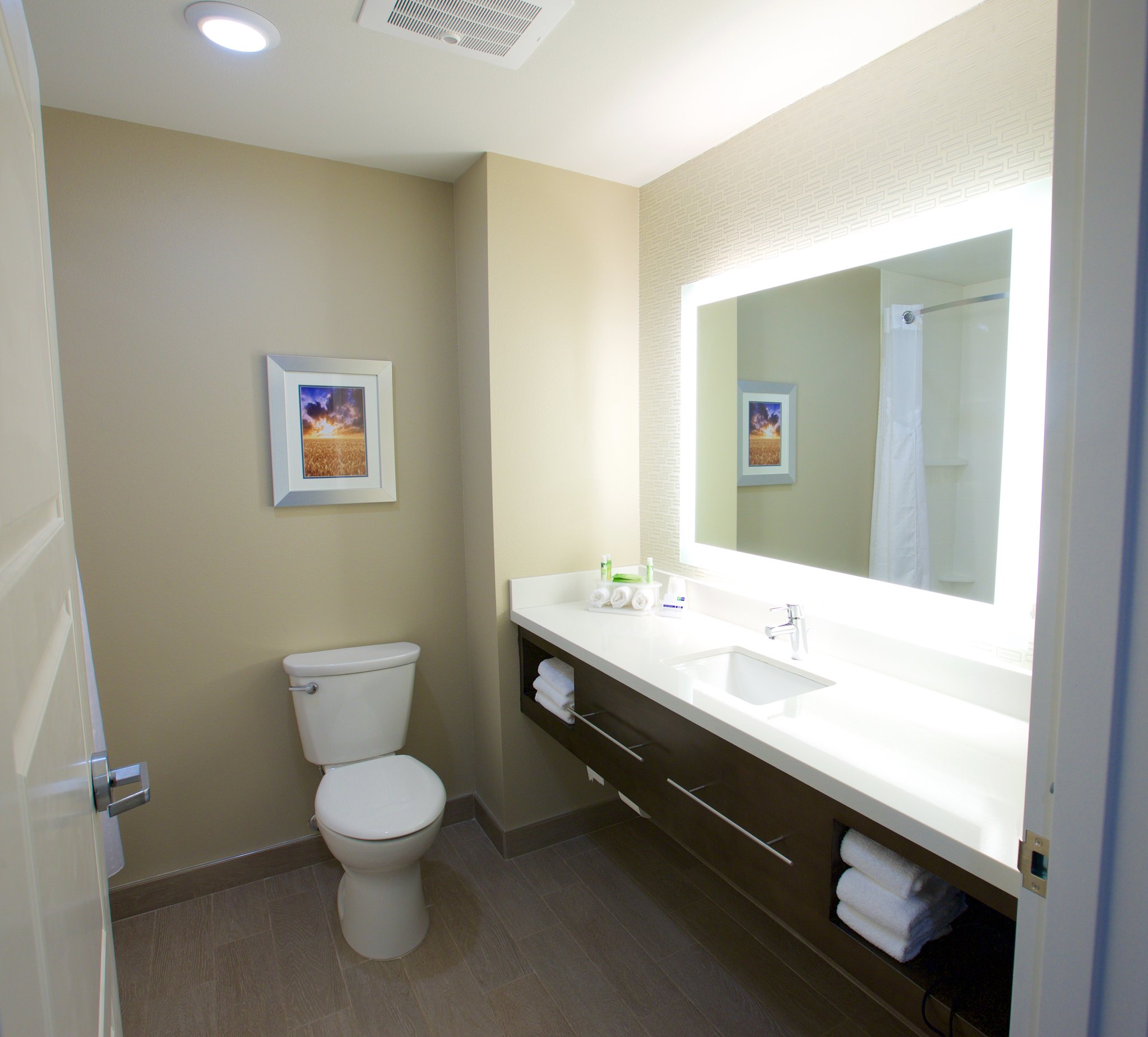 Holiday Inn Express Fargo SW  I-94 45th St