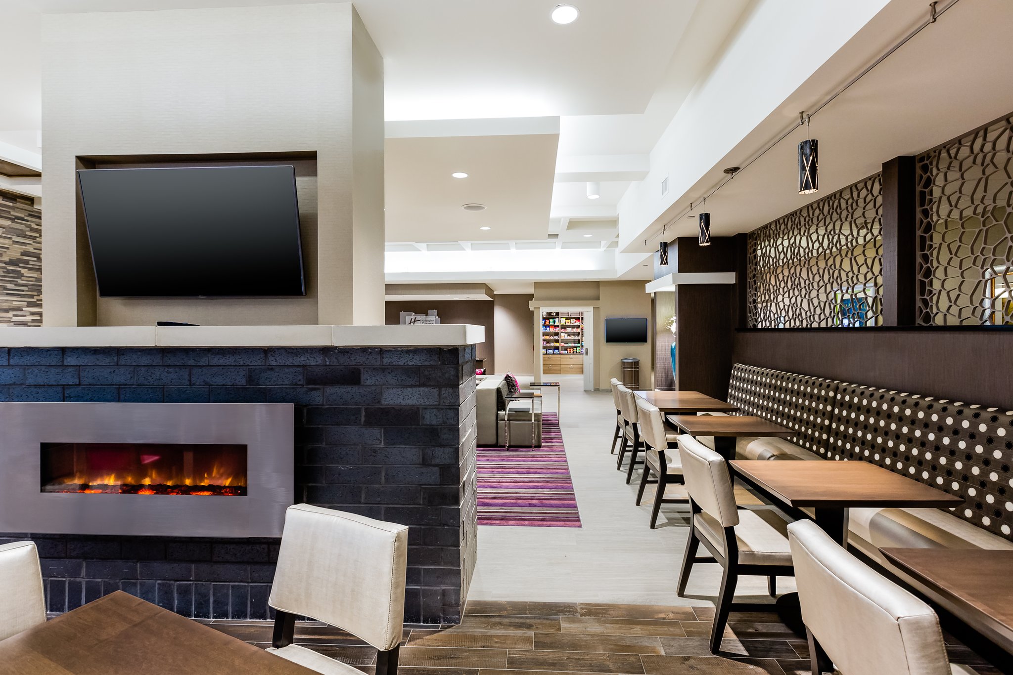 Holiday Inn Express Fargo SW  I-94 45th St