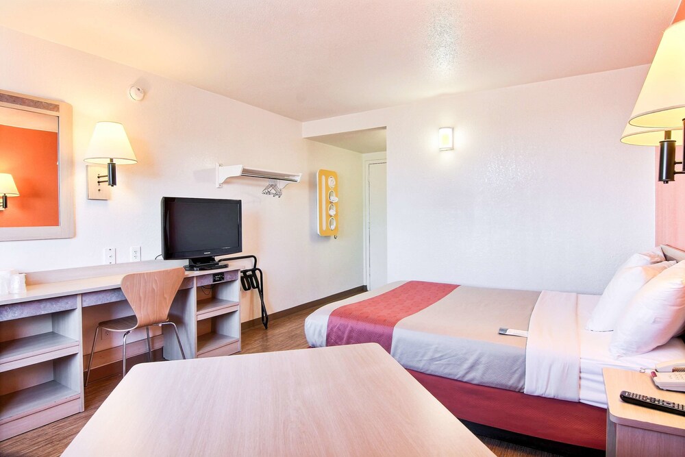 Motel 6 Fargo