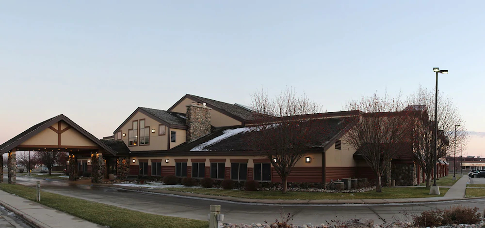 C'mon Inn Hotel & Suites