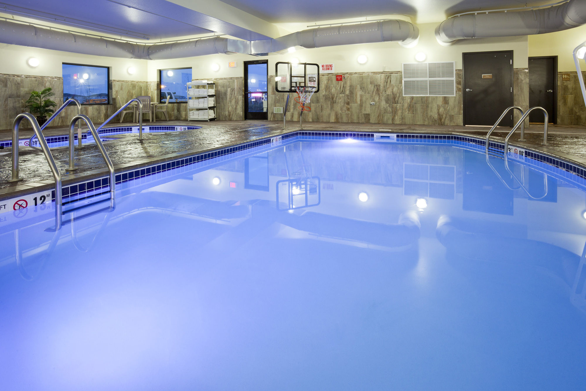 Grand Forks Lodge And Suites