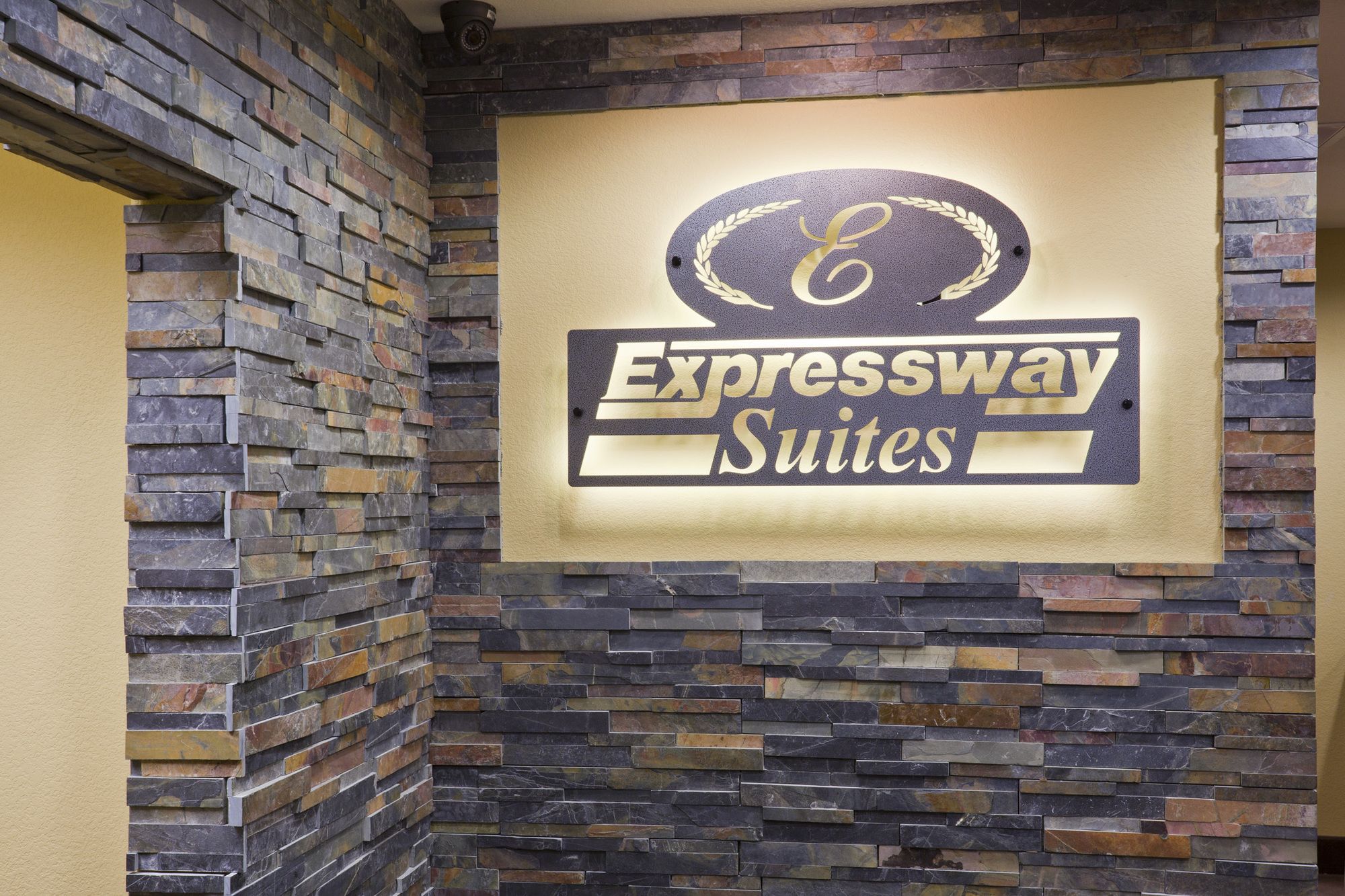 Grand Forks Lodge And Suites
