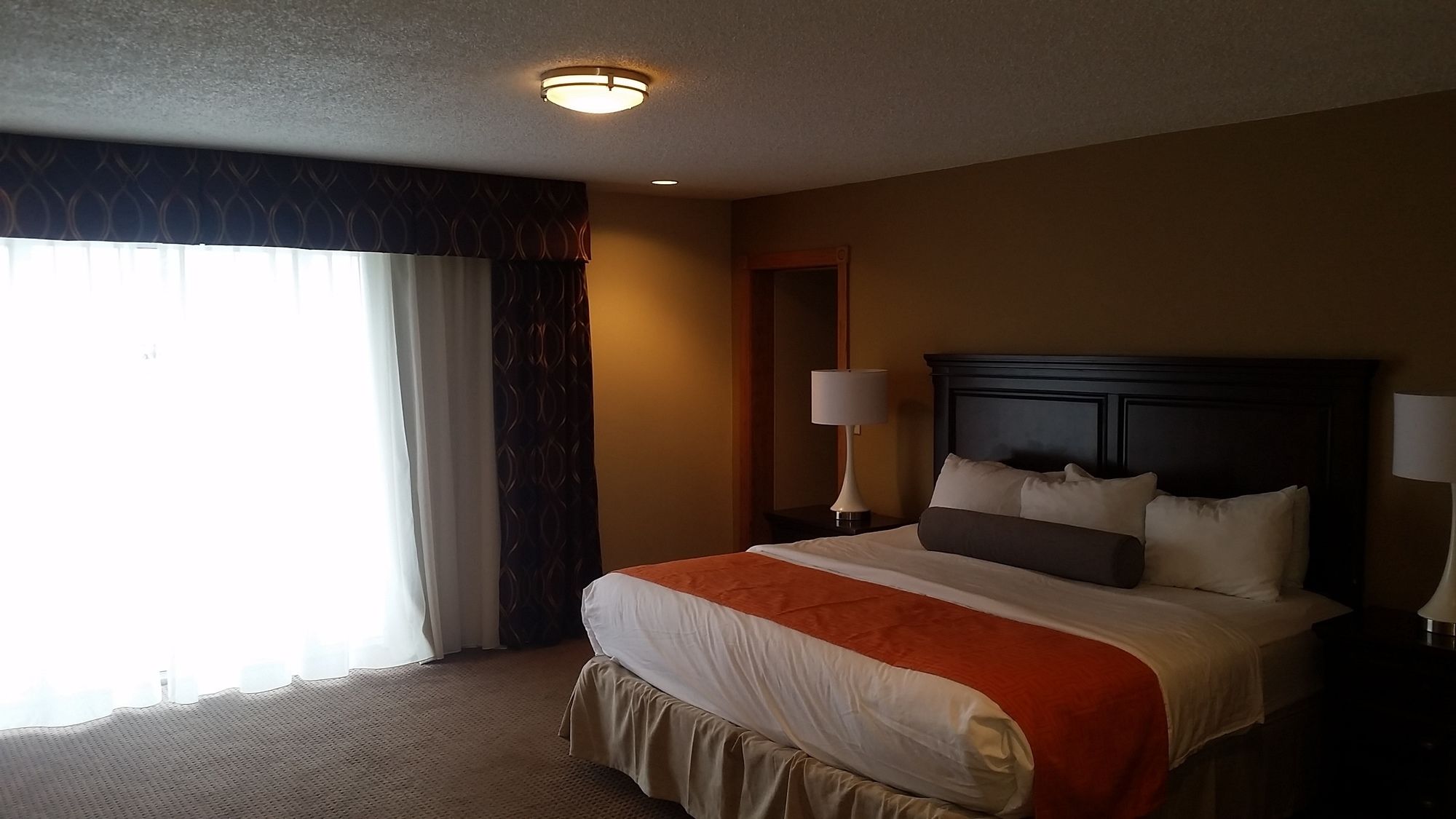 Grand Forks Inn & Suites