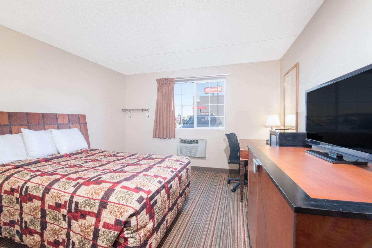 Knights Inn And Suites Grand Forks