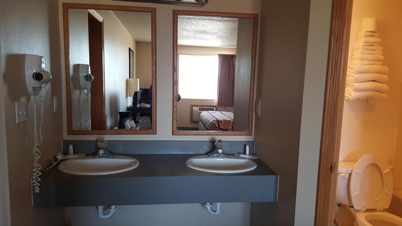 Knights Inn And Suites Grand Forks