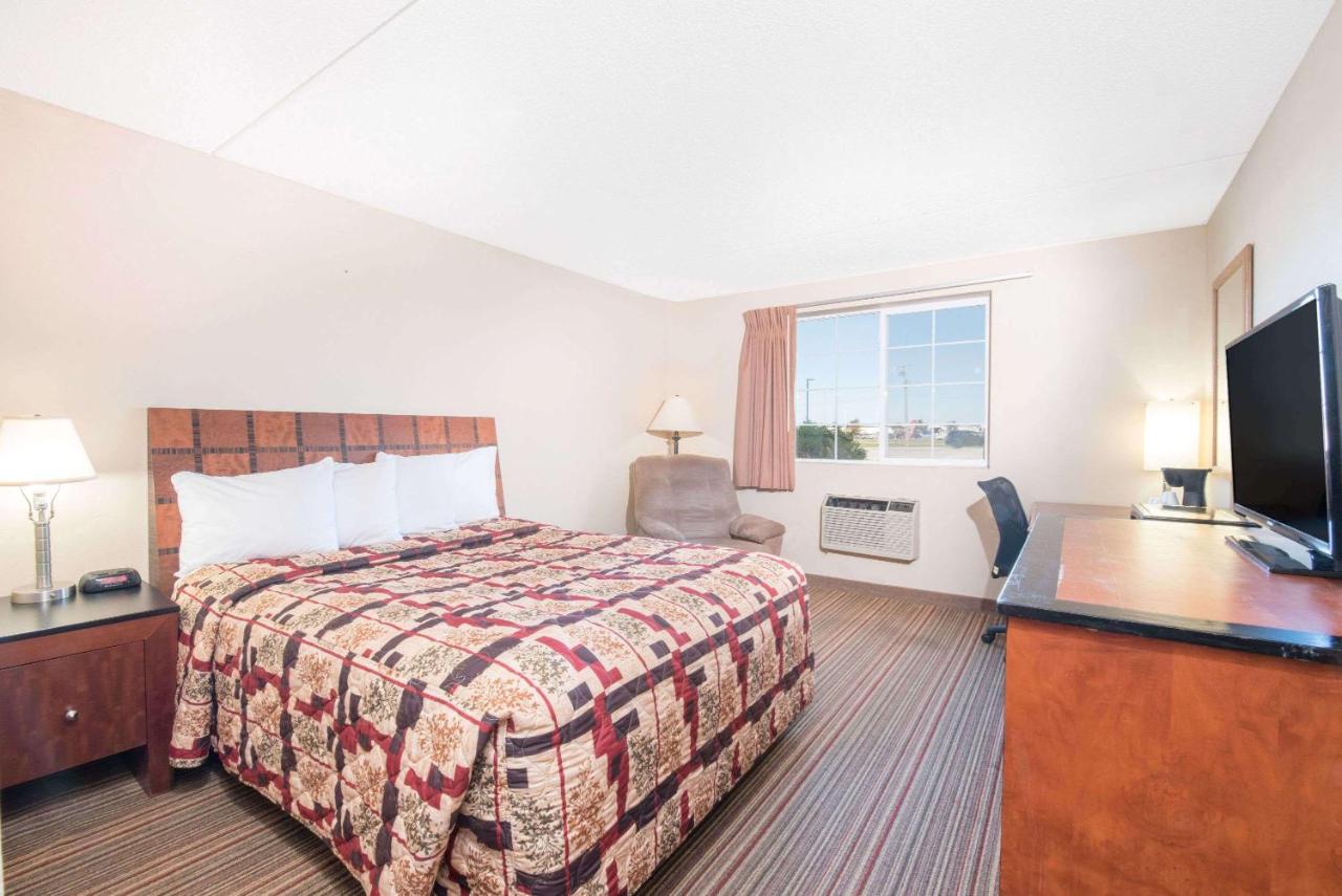 Knights Inn And Suites Grand Forks