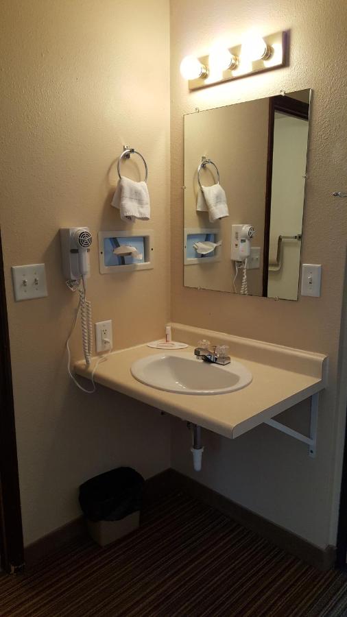 Knights Inn And Suites Grand Forks