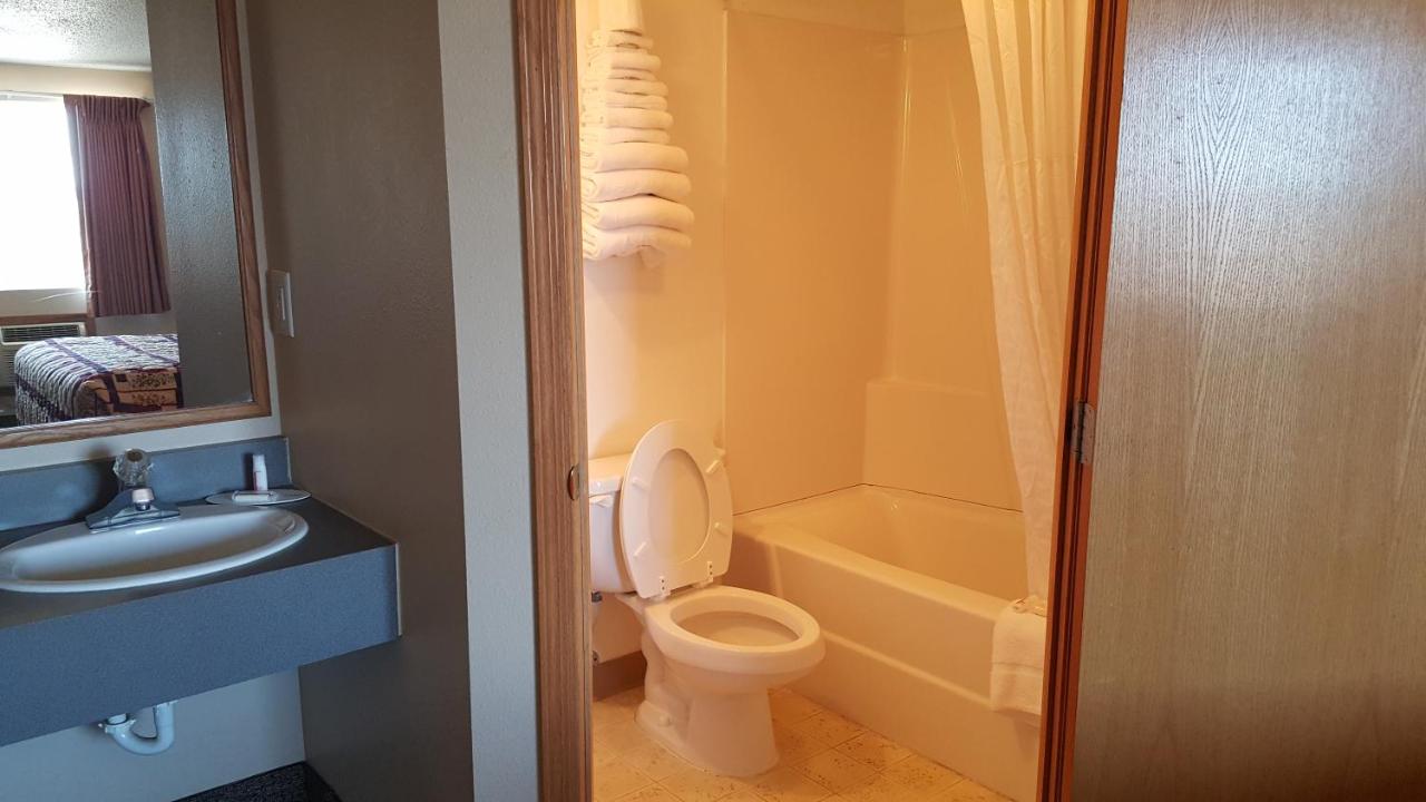 Knights Inn And Suites Grand Forks