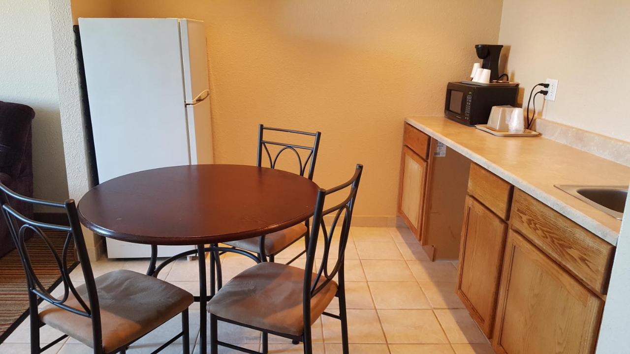 Knights Inn And Suites Grand Forks