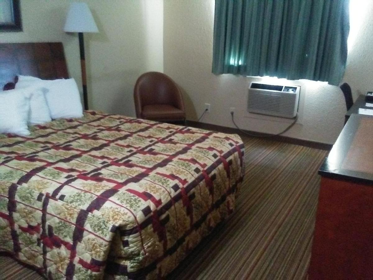 Knights Inn And Suites Grand Forks
