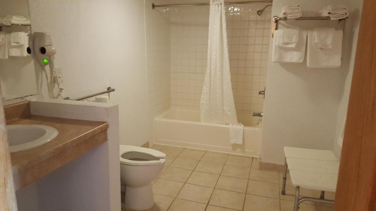 Knights Inn And Suites Grand Forks
