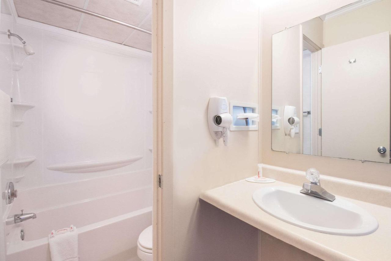 Knights Inn And Suites Grand Forks