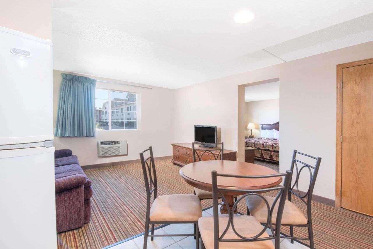 Knights Inn And Suites Grand Forks