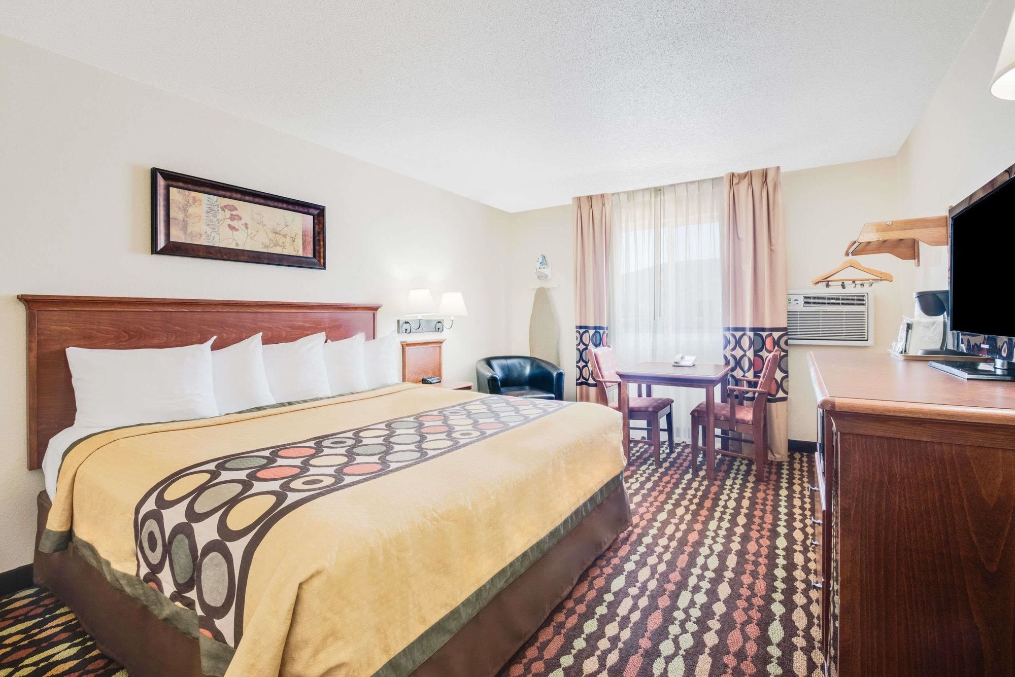 Super 8 by Wyndham Grand Forks
