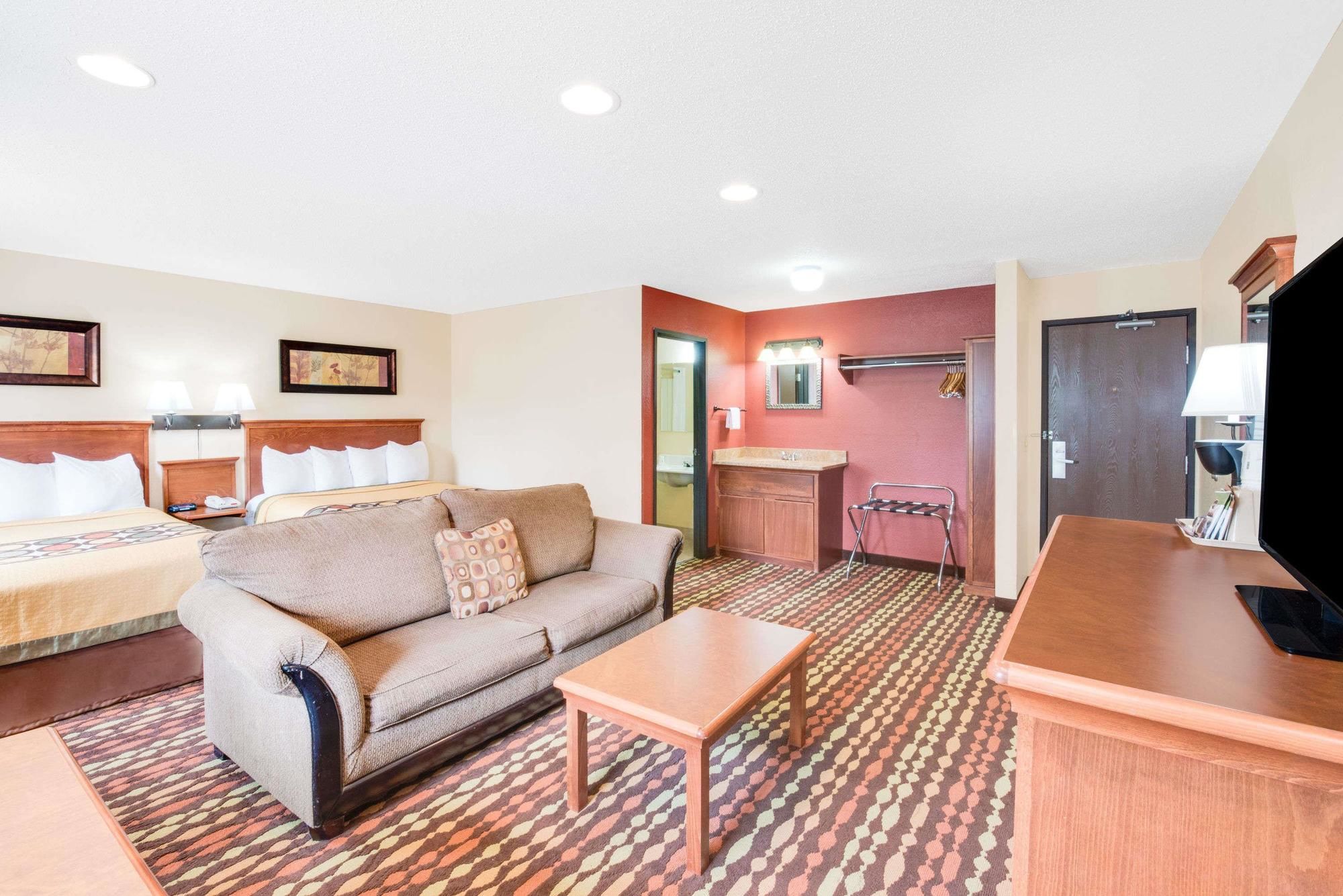Super 8 by Wyndham Grand Forks