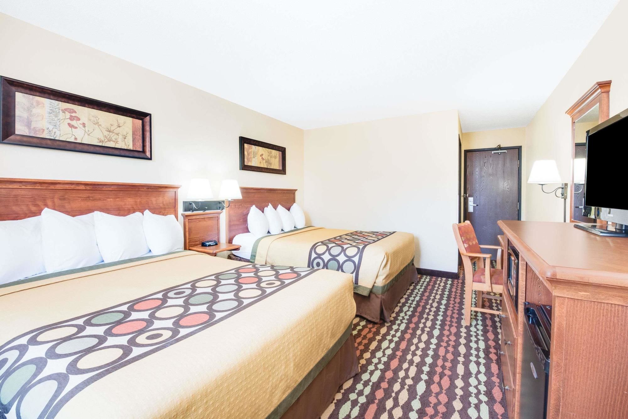 Super 8 by Wyndham Grand Forks