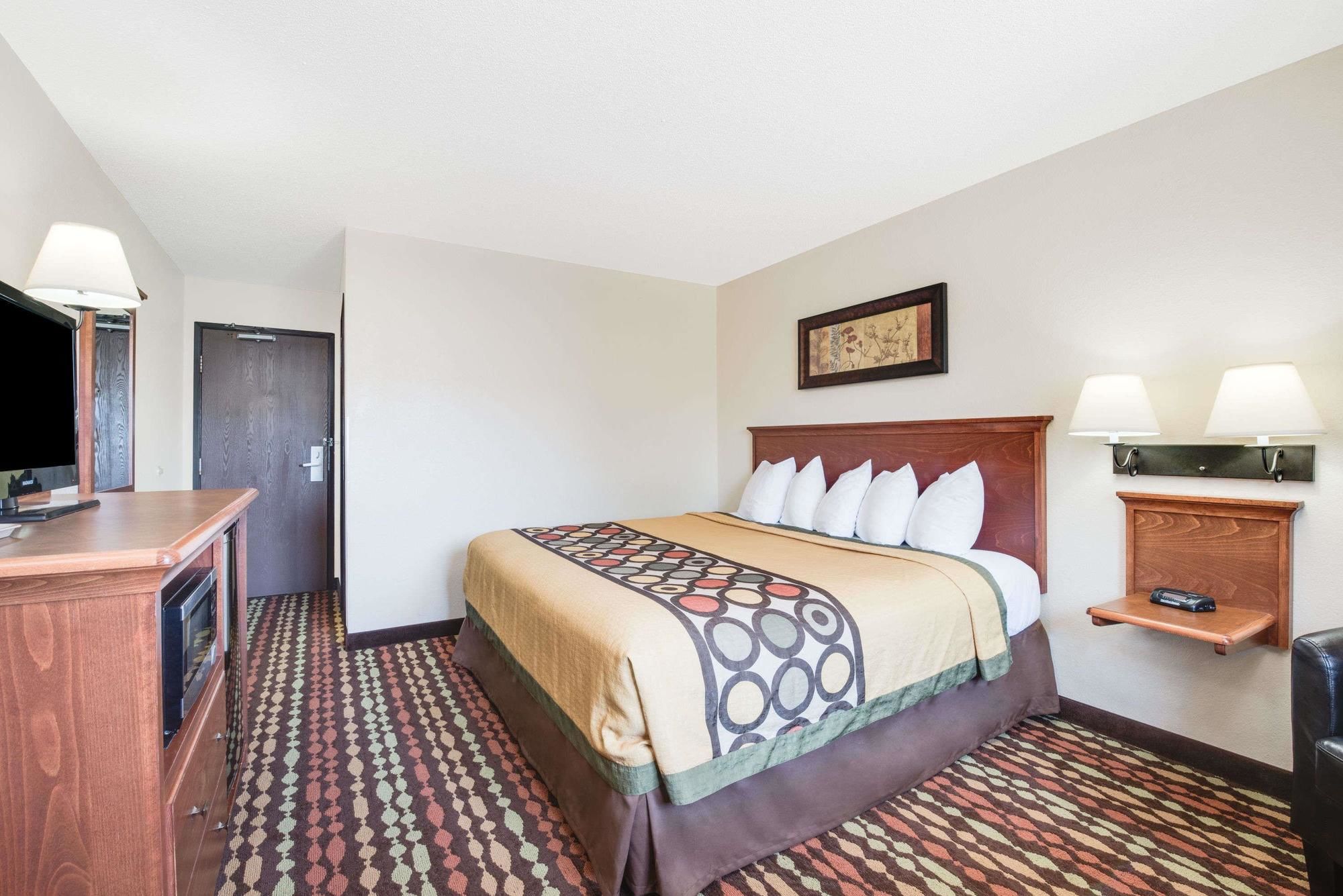 Super 8 by Wyndham Grand Forks