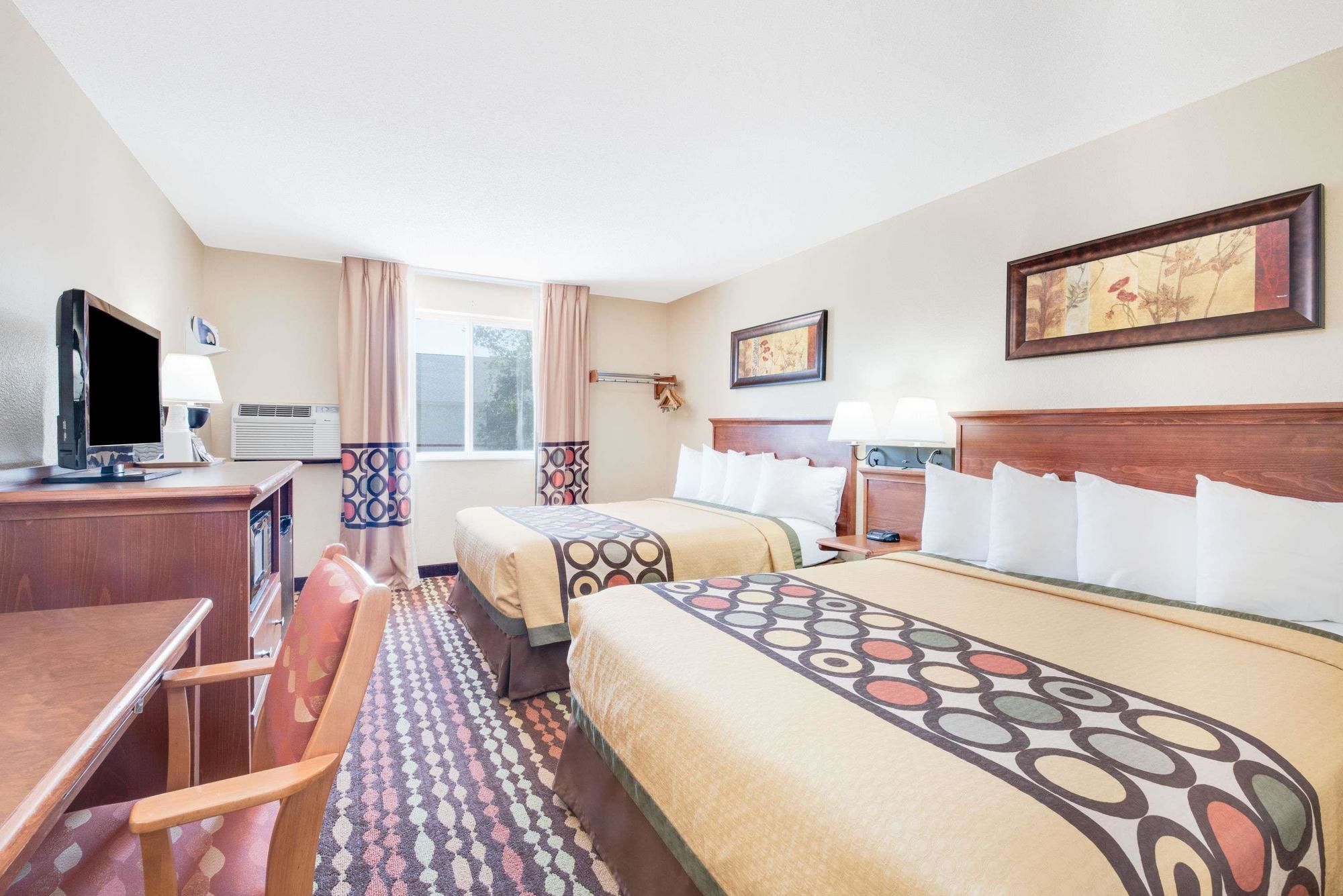 Super 8 by Wyndham Grand Forks
