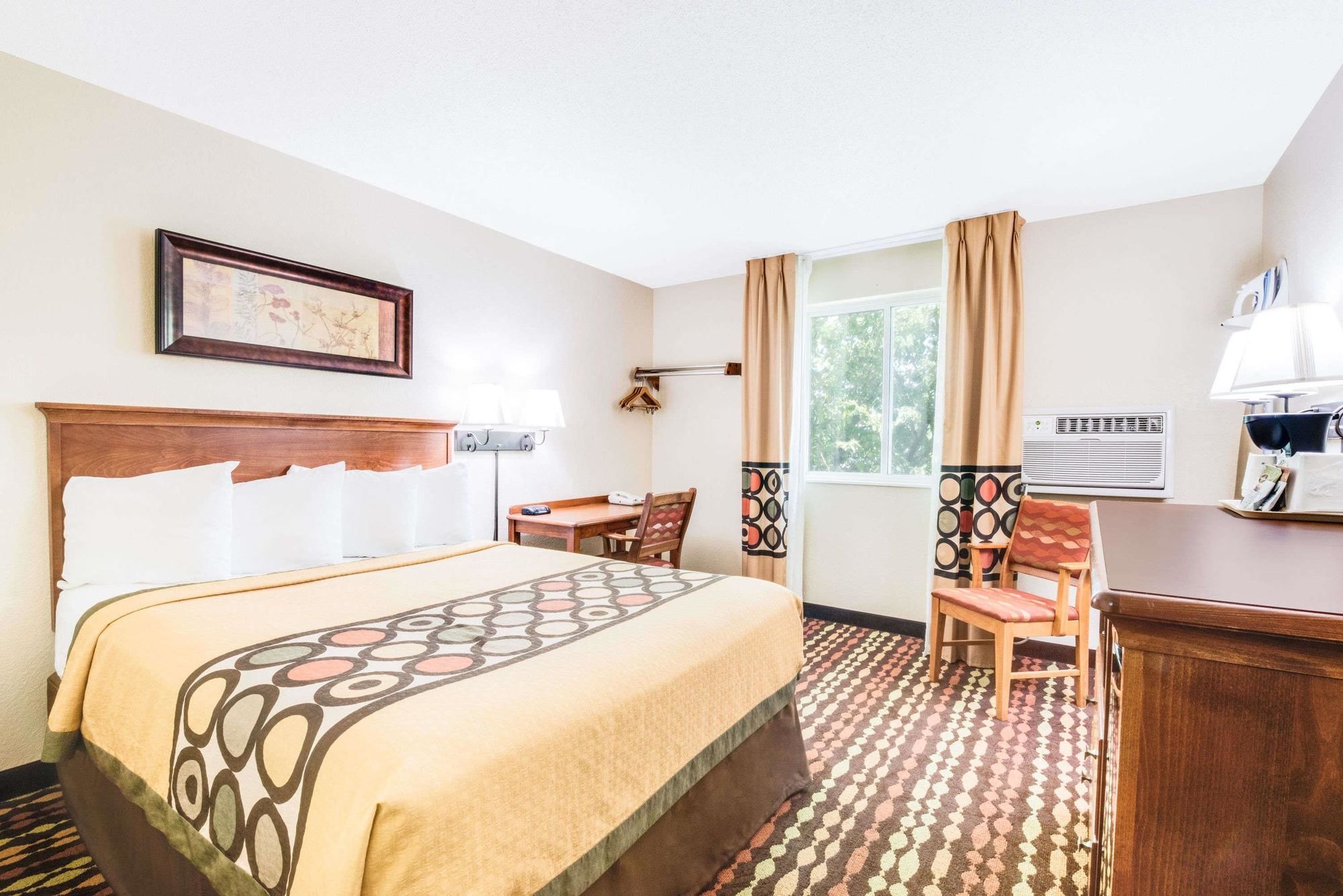 Super 8 by Wyndham Grand Forks