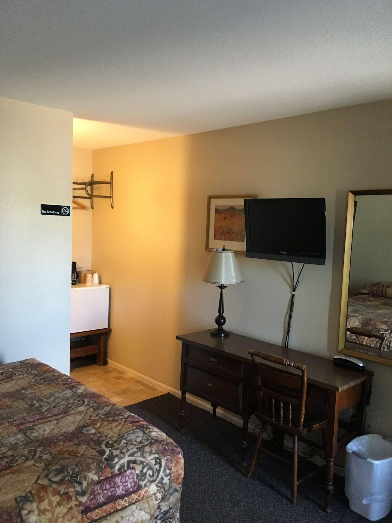 Colonial Motel And RV Park