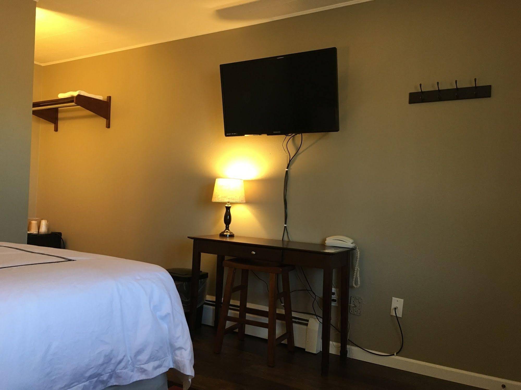 Colonial Motel And RV Park