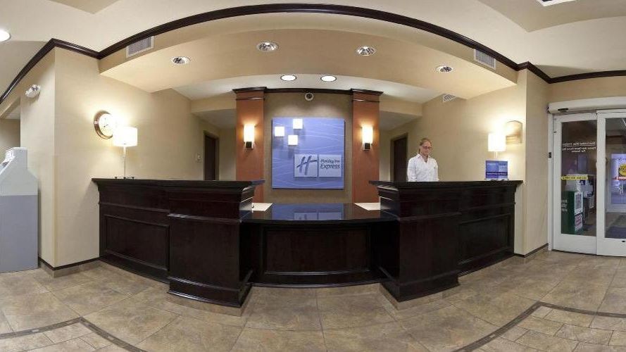 Holiday Inn Express Hotel & Suites Minot South